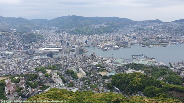 aussicht vom observatory tower auf dem gipfel des mount inasa auf nagasaki