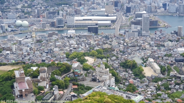 aussicht vom observatory tower auf dem gipfel des mount inasa auf nagasaki