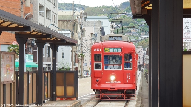 strassenbahn bei der tramhaltestelle oura cathedral in nagasaki