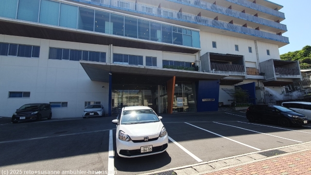 unser honda auf dem parkplatz vor dem jisco hotel obama onsen