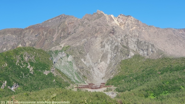 blick auf die drei gipfel kita-dake, naka-dake und minami-dake auf der vulkanhalbinsel sakurajima