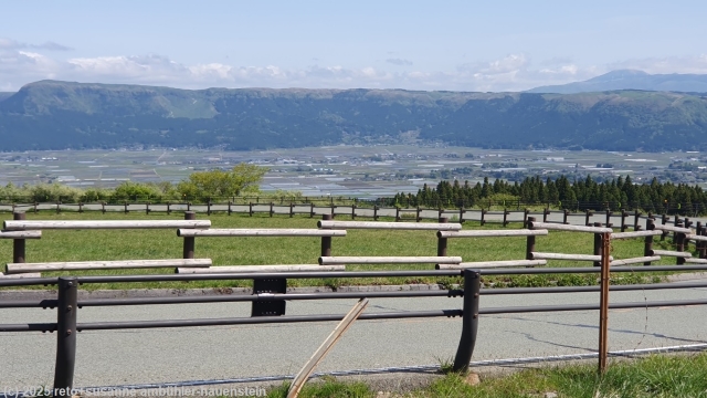 blick in die caldera des mount aso vom parkplatz an der strasse 111