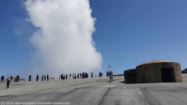 aussichtsplattform mit schutzbunker beim nakadake krater