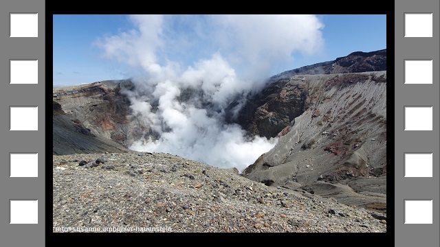 aufsteigende dampfwolke aus dem nakadake krater (film)