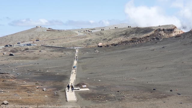 aussichtsplattform beim nakadake krater mit sunasenri ebene im vordergrund