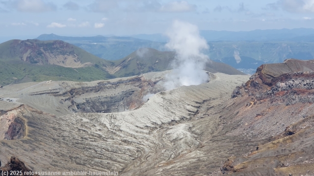 blick vom mount nakadake in den gleichnamigen krater