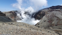 aufsteigende dampfwolke aus dem nakadake krater
