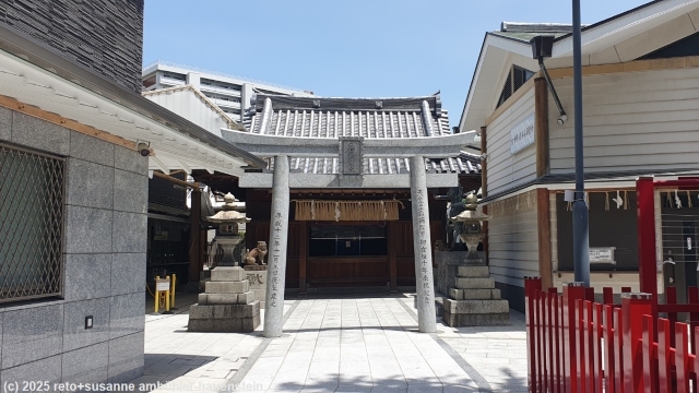 wakahachimangu schrein in fukuoka