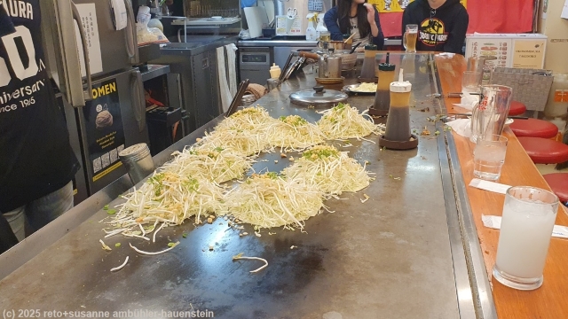 beginn der zubereitung unseres nachtessens im restaurant okonomimura in hiroshima