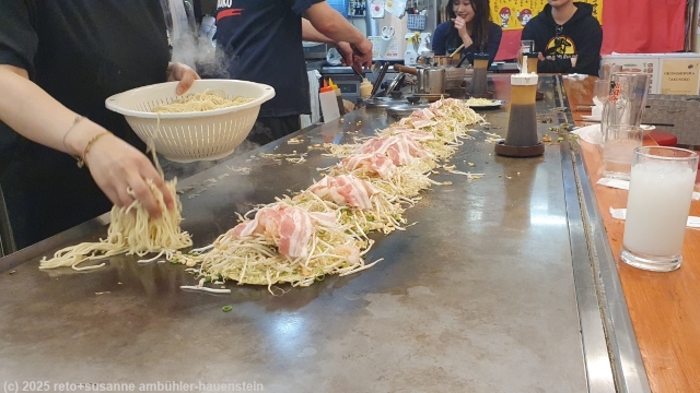 zufuegen weiterer zutaten im verlauf der zubereitung unseres nachtessens im restaurant okonomimura in hiroshima