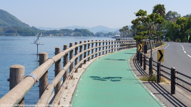 radweg entlang der kueste der insel ikuchijima im verlauf des setouchi shimanami kaido