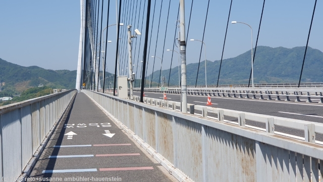 radweg auf der tatara-ohashi bruecke zwischen den inseln ikuchijima und omishima im verlauf des setouchi shimanami kaido