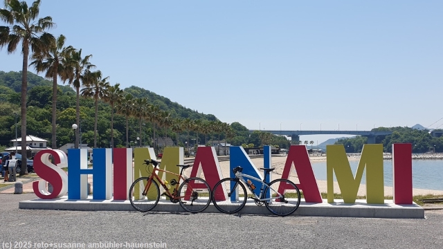unsere fahrraeder am schriftzug SHIMANAMI beim hakata park entlang des setouchi shimanami kaido