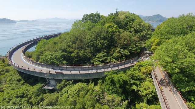 rampe am nordoestlichen ende der kurushimakaikyo-ohashi bruecke zwischen der insel oshima und imabari-shi im verlauf des setouchi shimanami kaido