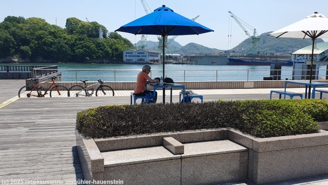 picknick an der promenade beim hafen von onomichi