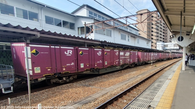 endloser gueterzug bei der durchfahrt im bahnhof onomichi