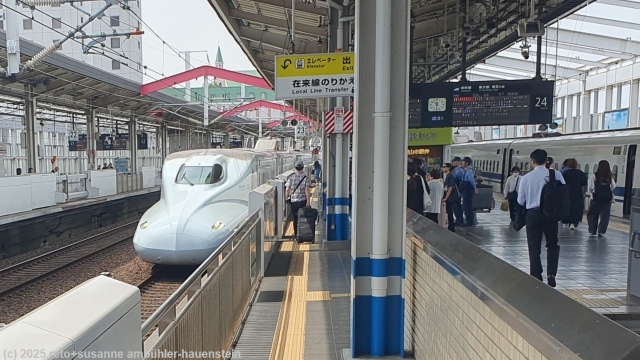 shinkansen im bahnhof okayama