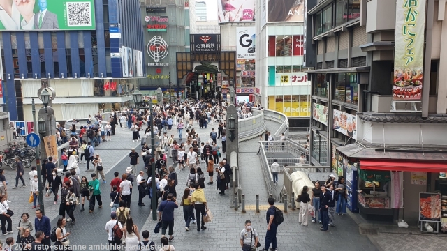 lebhafte fussgaengerzone im stadtviertel dotonbori  in osaka
