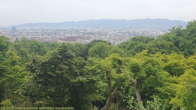 aussicht vom mount inari beim fushimi inari schrein in kyoto