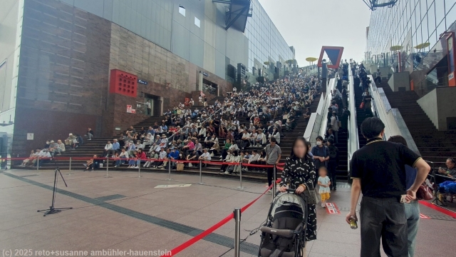 publikum waehrend einem konzert im bahnhof kyoto