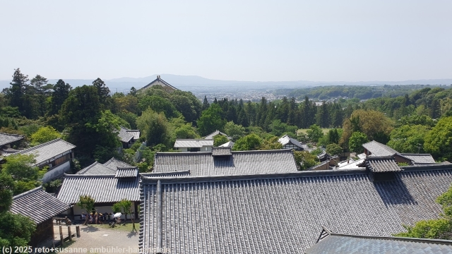 ausblick auf die stadt von der nigatsudo hall beim todaiji tempel in nara
