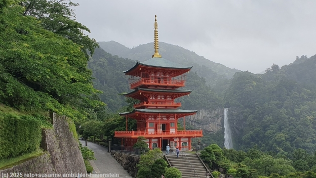 pagode des seigantoji bei nachisan mit nachi wasserfall im hintergrund