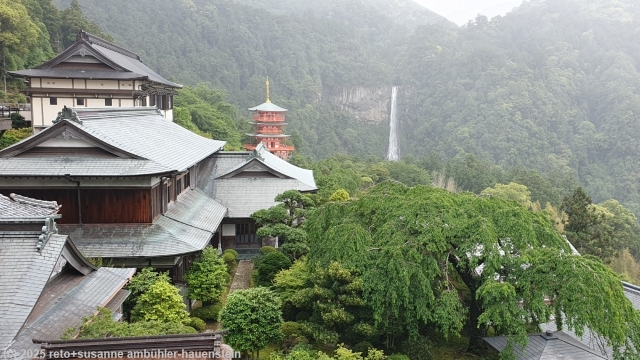 pagode des seigantoji bei nachisan mit nachi wasserfall im hintergrund