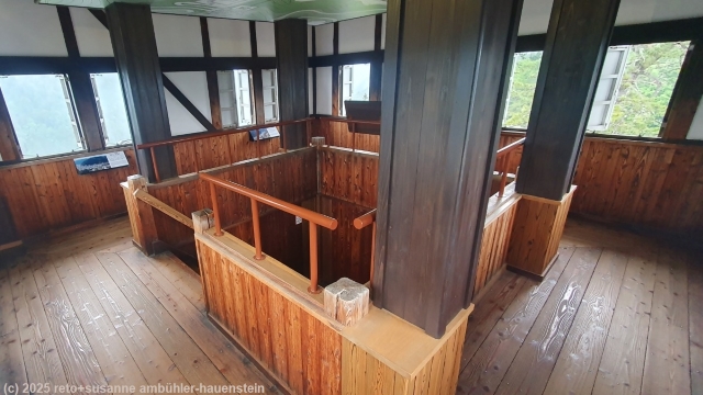 treppe zum obersten stock im schloss gujo hachiman
