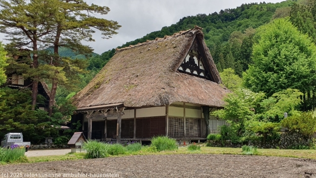 gebaeude im ogimachi village bei shirakawa-go