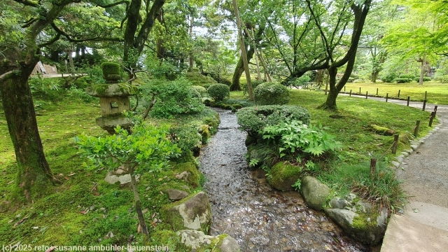 malerisches baechlein im kenrokuen garten in kanazawa