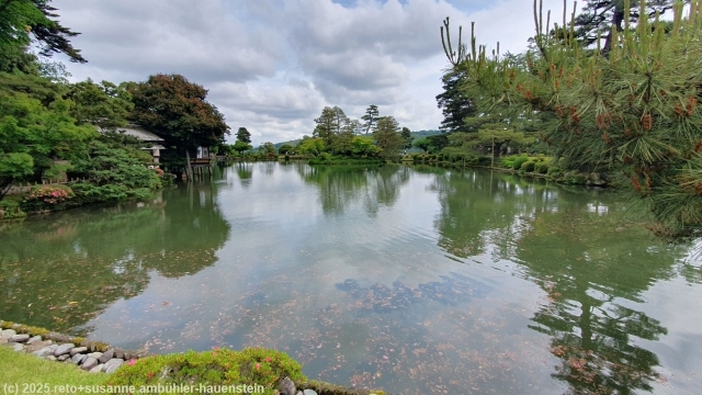 grosser weiher im kenrokuen garten in kanazawa