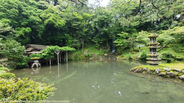 kleiner weiher mit wasserfall im kenrokuen garten in kanazawa