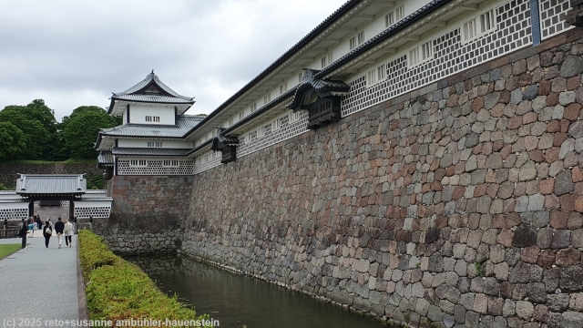 wassergraben und schutzmauer beim schloss kanazawa