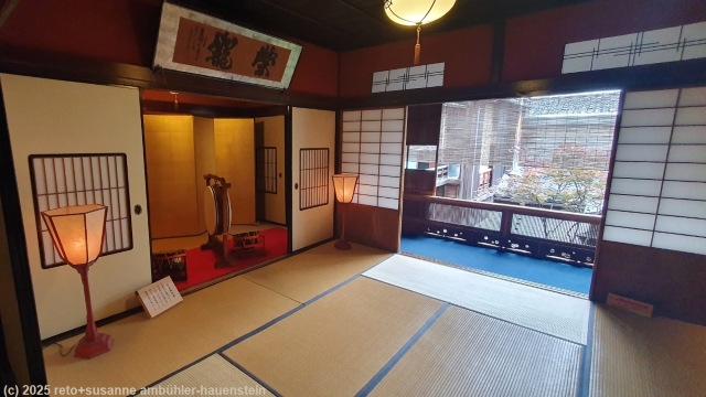 traditioneller raum in einem teehaus im higashi chaya distrikt in kanazawa