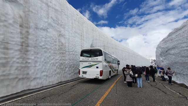 schneemauer entlang der strasse bei murodo im verlauf der alpine route