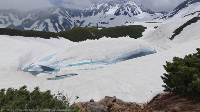 zugefrorener mikuriga pond an der kleinen rundwanderung bei murodo entlang der alpine route