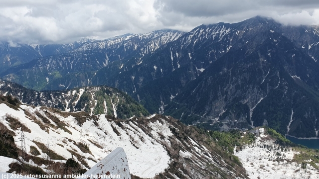 blick von der bergstation daikanbo entlang der alpine route auf den kurobe see hinunter