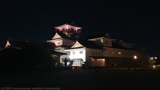 beleuchtetes schloss toyama