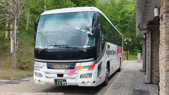 bus nach kamikochi bei der haltestelle beim parkplatz akandana
