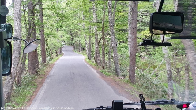 schmale strasse nach kamikochi