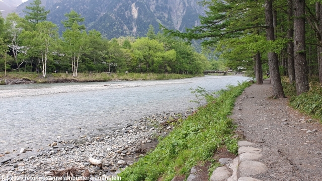 uferweg entlang des azusa river bei kamikochi