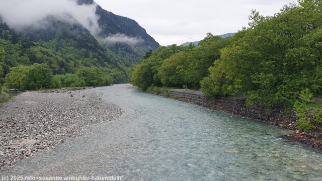 blick von der myojin bruecke auf den azusa river bei kamikochi