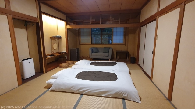 unser schlafzimmer im raicho onsen inn in norikura