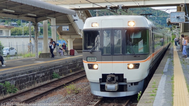 regionalzug im bahnhof nagiso
