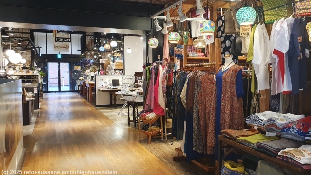 kleine laeden in der hakodate bay