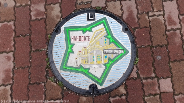 origineller schachtdeckel auf dem gehsteig in hakodate