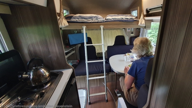 innenansicht richtung front des campers ZIL 520 B der firma kegani camp