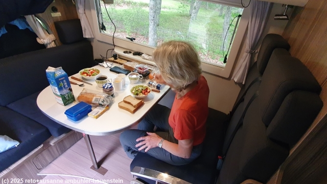 esstisch im camper ZIL 520 B der firma kegani camp