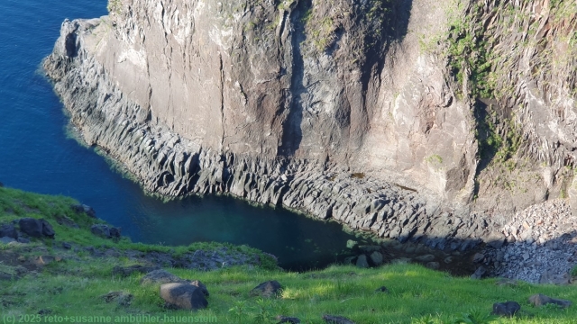 steilkueste mit vulkanischem gestein beim furepe waterfall im shiretoko nationalpark