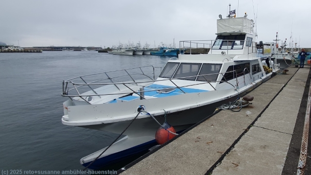 boot fuer die walsafari im hafen von rausu